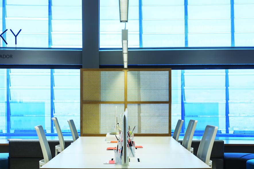 Boardroom: Each luminaire in the workspace coordinates its electric light level with available daylight, ensuring the interior is always comfortably illuminated and saving energy at the same time.